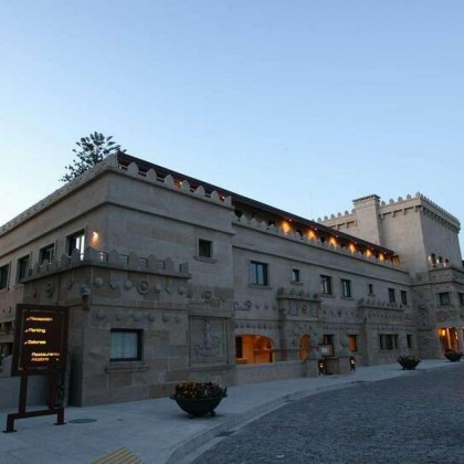 Romantismo 5* premium com garrafa de cava, chocolates e pétalas em Vigo