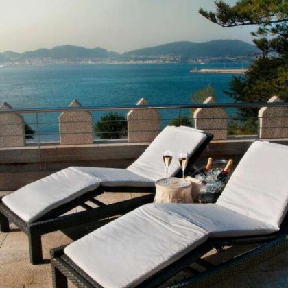 Romantismo 5* premium com garrafa de cava, chocolates e pétalas em Vigo