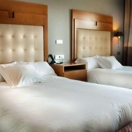 Romantismo 5* premium com garrafa de cava, chocolates e pétalas em Vigo