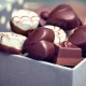 Romantismo 5* premium com garrafa de cava, chocolates e pétalas em Vigo