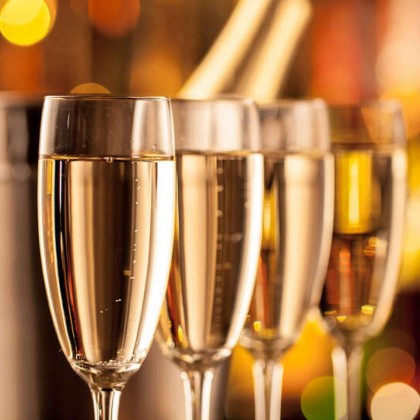Romantismo 5* premium com garrafa de cava, chocolates e pétalas em Vigo