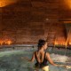 Amour et détente : évasion avec massage, bouteille de vin et détails romantiques à Caldes de Montbui
