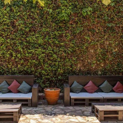 Amour et détente : évasion avec massage, bouteille de vin et détails romantiques à Caldes de Montbui