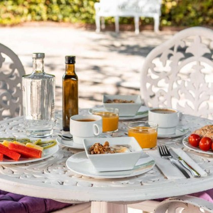 Love & Relax: A getaway with champagne, chocolates and more surprises to enjoy as a couple