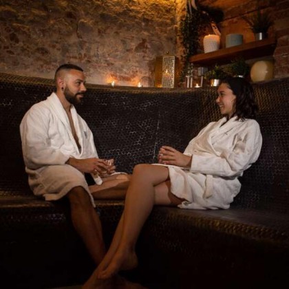 Amour et détente : évasion avec massage, bouteille de vin et détails romantiques à Caldes de Montbui