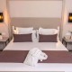 Amour et détente : évasion avec massage, bouteille de vin et détails romantiques à Caldes de Montbui