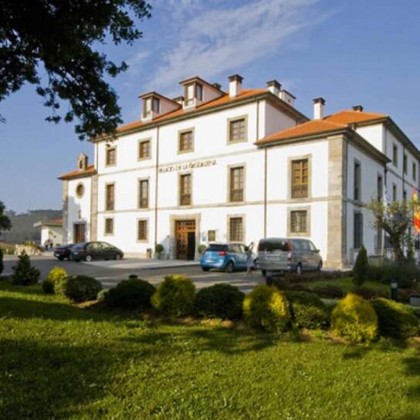 Escapade relaxante avec accès au spa et détails romantiques dans un ancien palais asturien