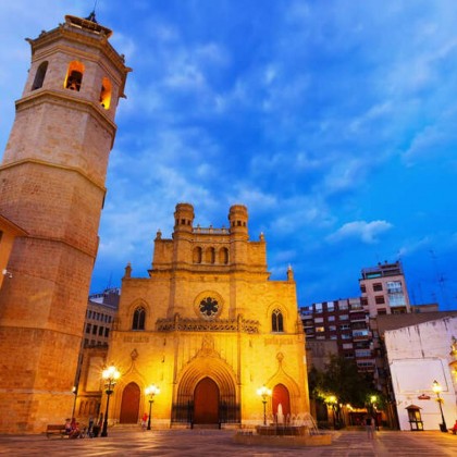 Discover Castellón in a centrally located hotel with breakfast included