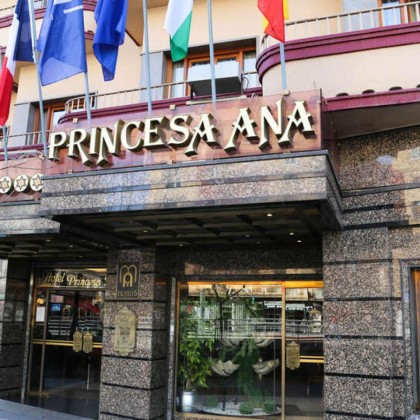 Escapada en el centro de Granada con desayuno y espectáculo de flamenco incluido