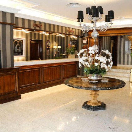 Getaway in the centre of Granada with breakfast and flamenco show included