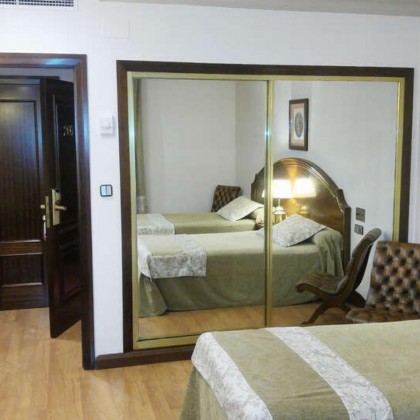 Getaway in the centre of Granada with breakfast and flamenco show included