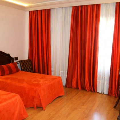 Getaway in the centre of Granada with breakfast and flamenco show included