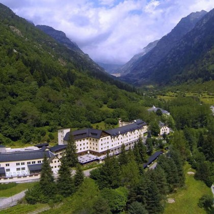 Relax in the nature of the Pyrenees with thermal circuit included