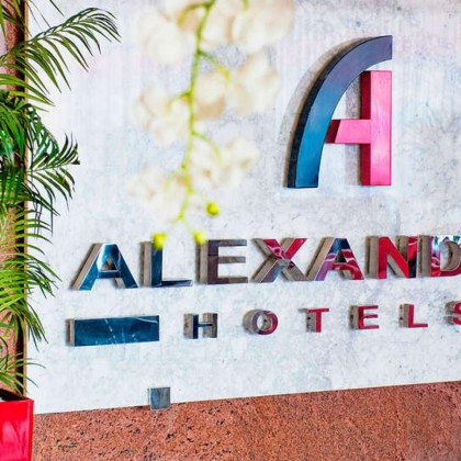 Romanticism very close to Barcelona: spa, dinner and more details with your partner