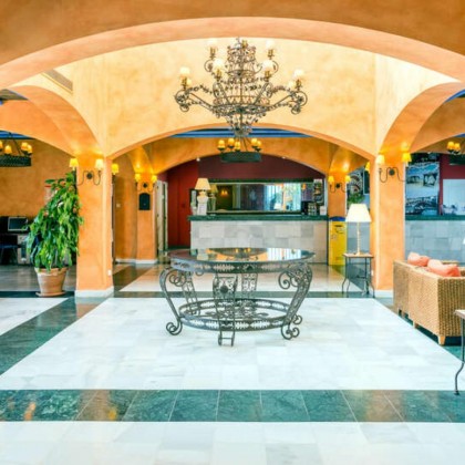 Hotel cerca de la playa de Marbella con acceso al área relax y salida tardía