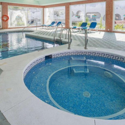 Hotel cerca de la playa de Marbella con acceso al área relax y salida tardía