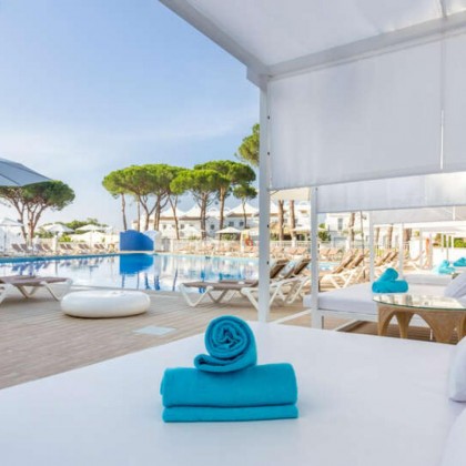 Hotel cerca de la playa de Marbella con acceso al área relax y salida tardía
