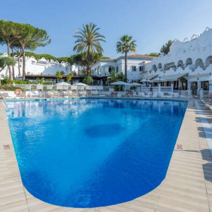Hotel cerca de la playa de Marbella con acceso al área relax y salida tardía