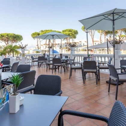 Hotel cerca de la playa de Marbella con acceso al área relax y salida tardía