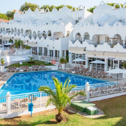 Hotel cerca de la playa de Marbella con acceso al área relax y salida tardía