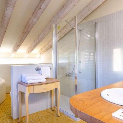 Romantic getaway with hydromassage bath in Galizano