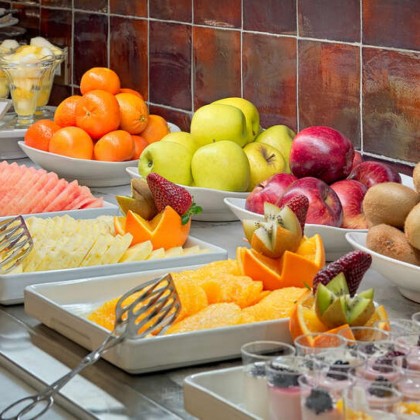 Romanticismo en un hotel boutique con cava y frutas con chocolate en la Gran Vía