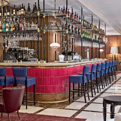 Romanticismo en un hotel boutique con cava y frutas con chocolate en la Gran Vía