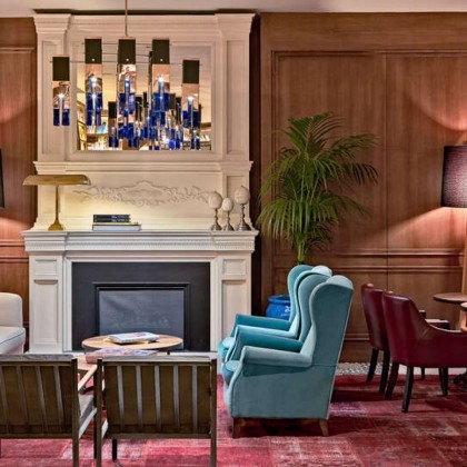 Romanticismo en un hotel boutique con cava y frutas con chocolate en la Gran Vía