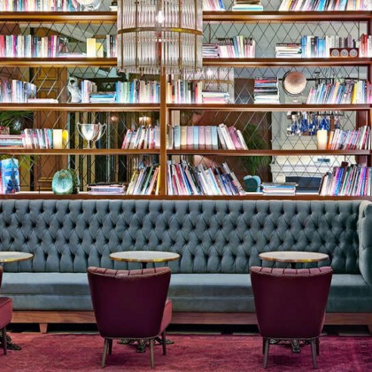 Romanticismo en un hotel boutique con cava y frutas con chocolate en la Gran Vía