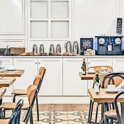 Romanticismo en un hotel boutique con cava y frutas con chocolate en la Gran Vía
