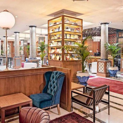 Romanticismo en un hotel boutique con cava y frutas con chocolate en la Gran Vía