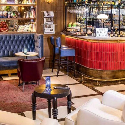 Romanticismo en un hotel boutique con cava y frutas con chocolate en la Gran Vía