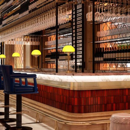 Romanticismo en un hotel boutique con cava y frutas con chocolate en la Gran Vía