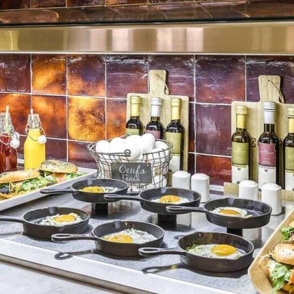 Romanticismo en un hotel boutique con cava y frutas con chocolate en la Gran Vía