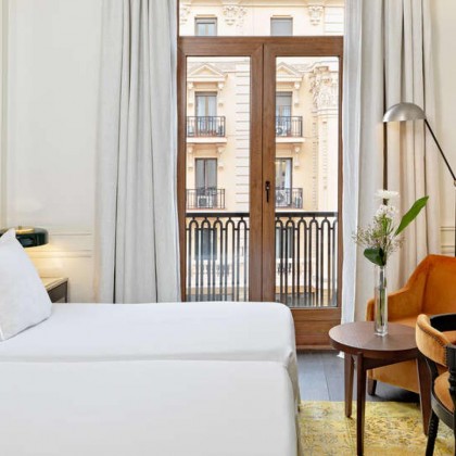 Romanticismo en un hotel boutique con cava y frutas con chocolate en la Gran Vía