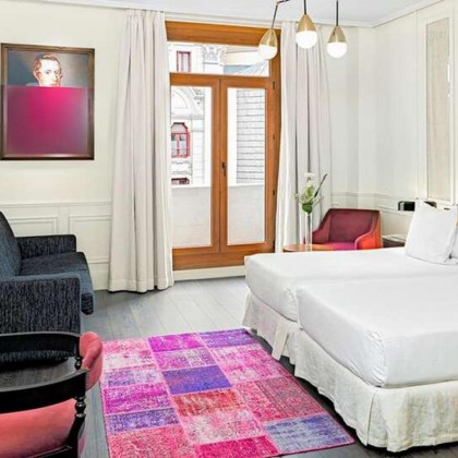 Romanticismo en un hotel boutique con cava y frutas con chocolate en la Gran Vía