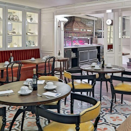 Romanticismo en un hotel boutique con cava y frutas con chocolate en la Gran Vía