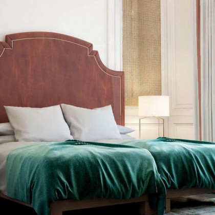 Romanticismo en un hotel boutique con cava y frutas con chocolate en la Gran Vía