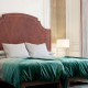 Romanticismo en un hotel boutique con cava y frutas con chocolate en la Gran Vía
