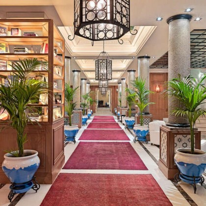 Romanticismo en un hotel boutique con cava y frutas con chocolate en la Gran Vía