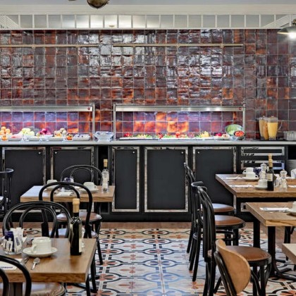 Romanticismo en un hotel boutique con cava y frutas con chocolate en la Gran Vía