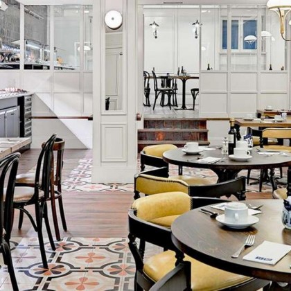 Romanticismo en un hotel boutique con cava y frutas con chocolate en la Gran Vía