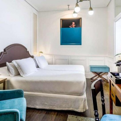 Romanticismo en un hotel boutique con cava y frutas con chocolate en la Gran Vía