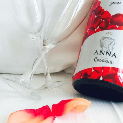 Romanticismo en un hotel boutique con cava y frutas con chocolate en la Gran Vía