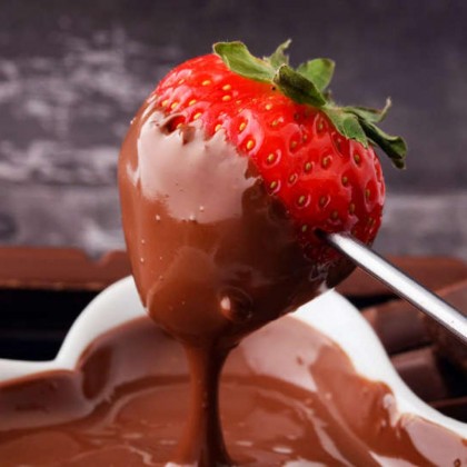 Romanticismo en un hotel boutique con cava y frutas con chocolate en la Gran Vía