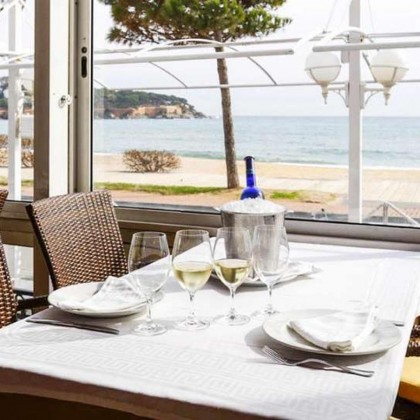Disfruta del mediterráneo y de una cena en pareja en primera línea del mar