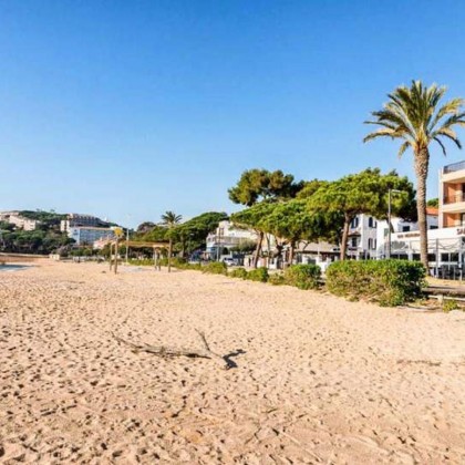 Disfruta del mediterráneo y de una cena en pareja en primera línea del mar