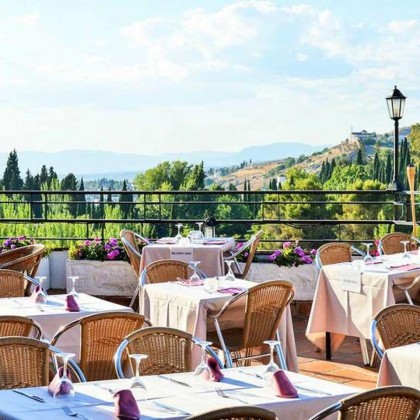 Escapada romántica con bombones, botella de cava y mucho más en Granada