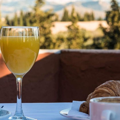 Escapada romántica con bombones, botella de cava y mucho más en Granada
