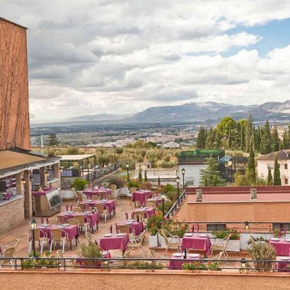 Escapada romántica con bombones, botella de cava y mucho más en Granada